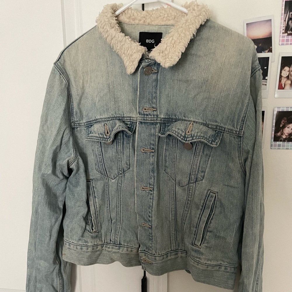 I love this jacket it has been a fave for so long but I’m ready to let it go(: